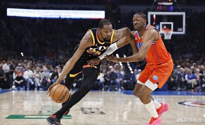 开云体育app-莱万多夫斯基在湖人比赛中败北，战术调整引发热议！-开云体育app