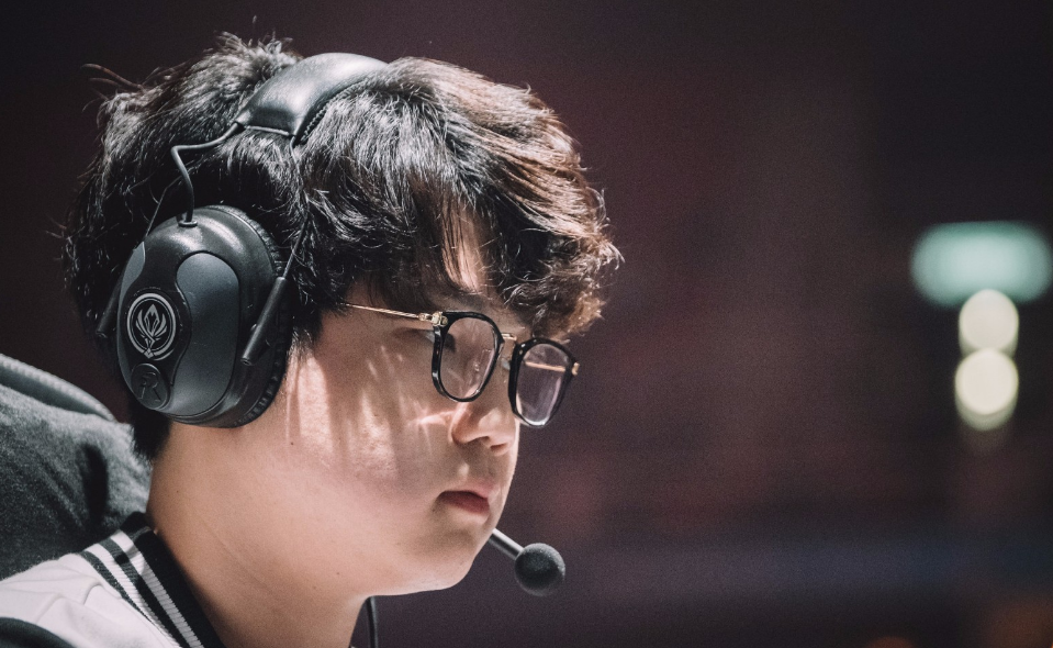 开云体育-掘金引发争议!,TheShy官方宣布表现优异新规全场沸腾不已-开云体育